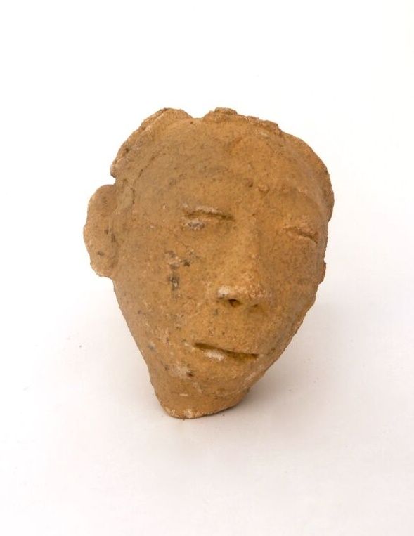 Null 加纳

阿散蒂纪念头像，加纳

赤土色与浅赭石色的滑液

尺寸 : 10,5 x 10 cm. 4,1 x 4 in.



脸上有一双半闭的咖啡豆眼&hellip;