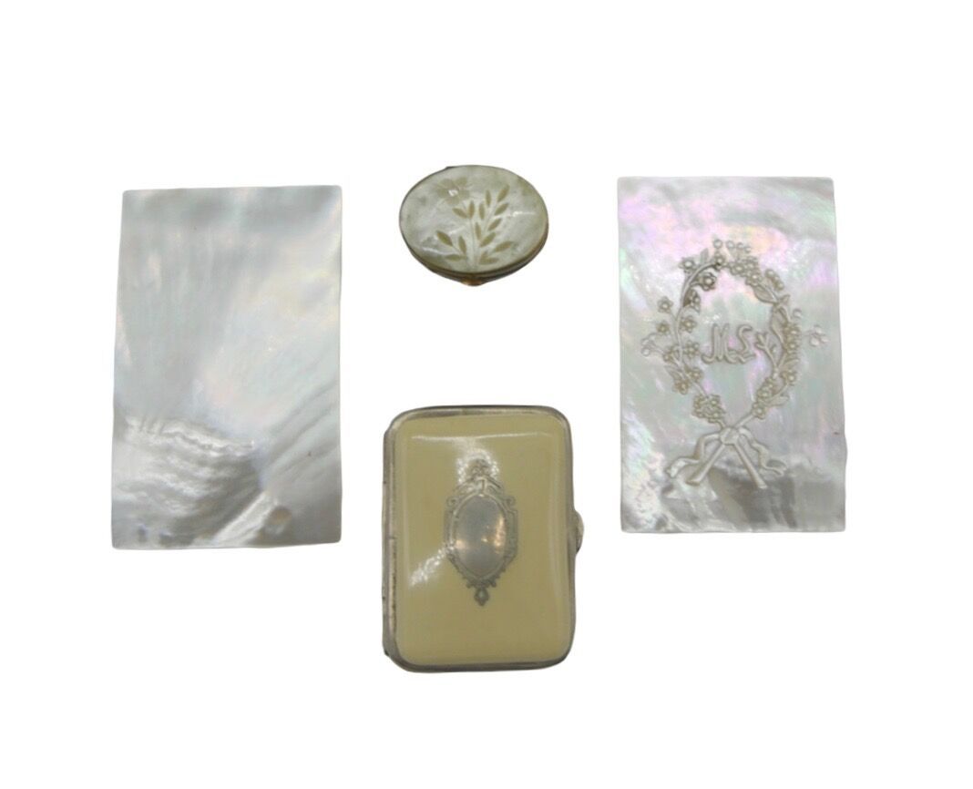 Null MISCELLANEOUS 

Lot including :

- Two mother-of-pearl plates, one monogram&hellip;
