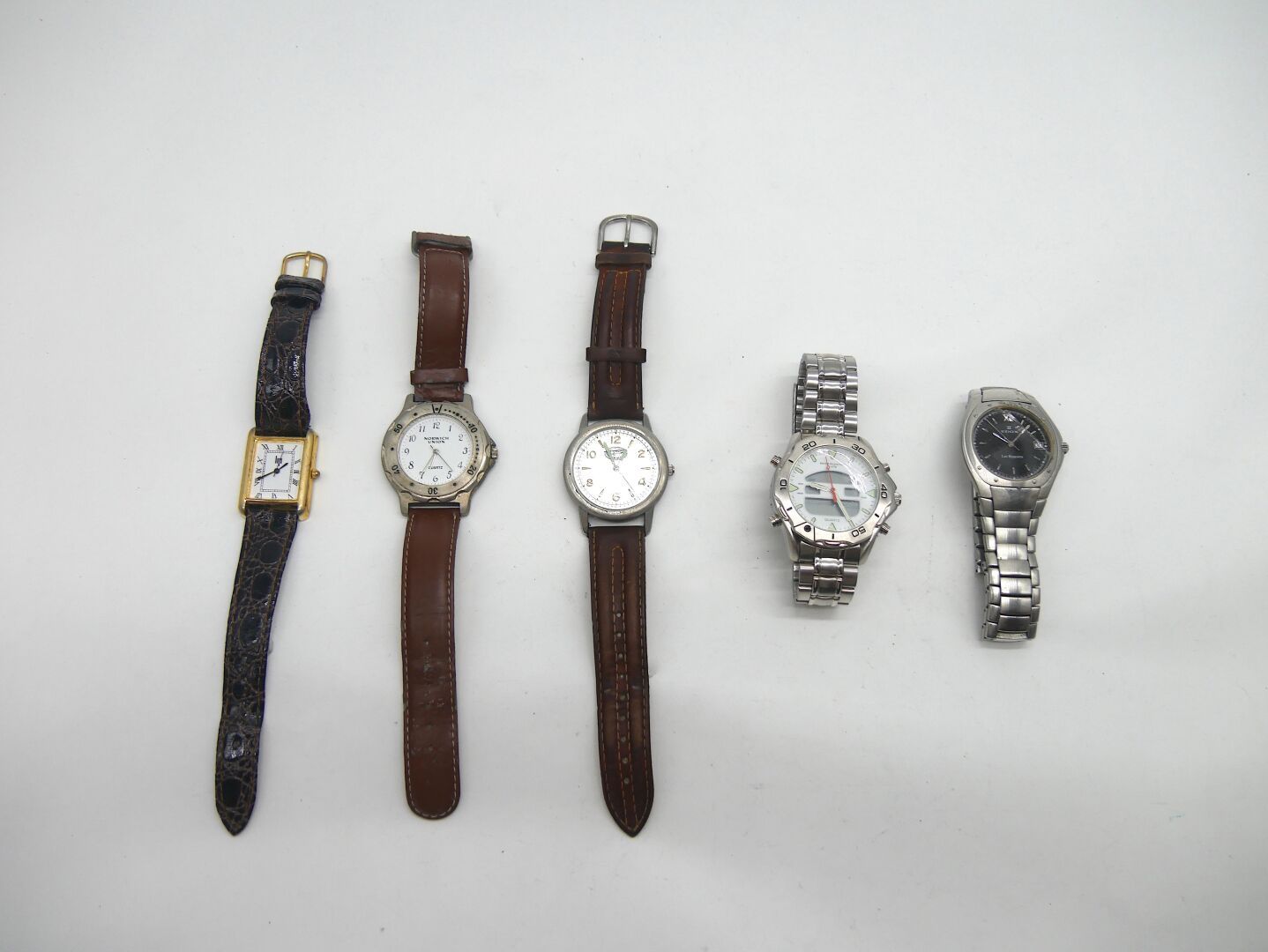 Null LIP und DIVERS 

Lot von fünf Armbanduhren aus Metall, darunter :

- LIP. R&hellip;