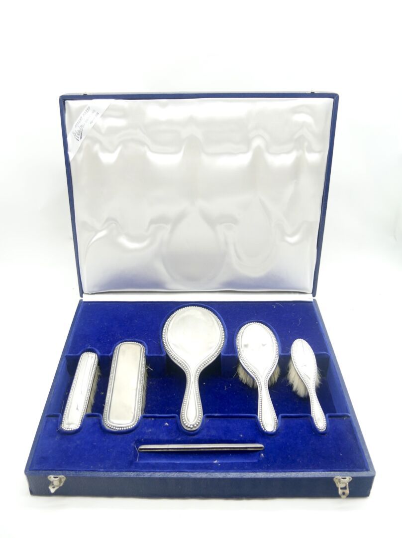 Null XIXth CENTURY

Toilet brush set in silver 950/1000e including 2 hairbrushes&hellip;