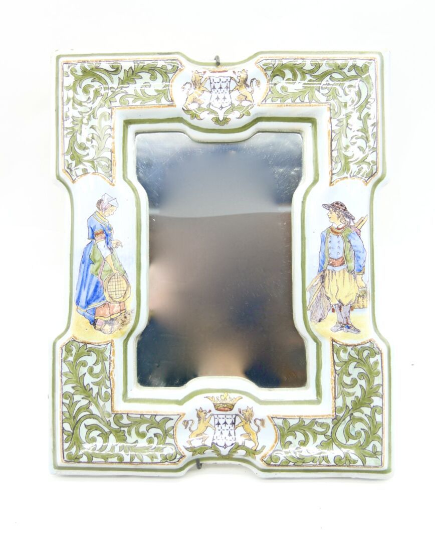 Null 坎普尔-坎普尔

长方形镜子，陶器框架，多色装饰，在绿叶框架内有一个布列塔尼男人和一个布列塔尼女人，下部和上部有布列塔尼公国的徽章

尺寸：26.8 &hellip;