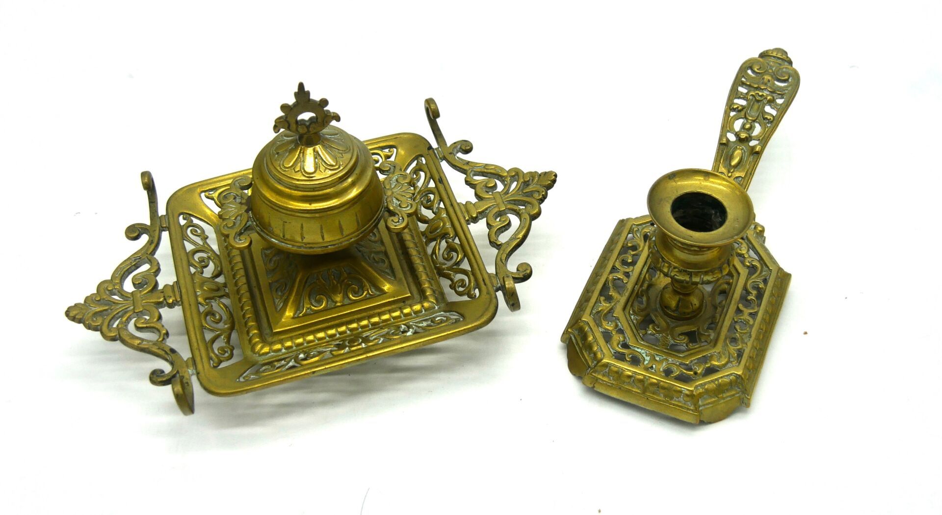 Null 19世纪

青铜书桌套装，包括一个墨水瓶和一个手摇烛台。

烛台下的Monograms DD

墨池尺寸：22 x 12,5 cm. 8,66 x 4&hellip;