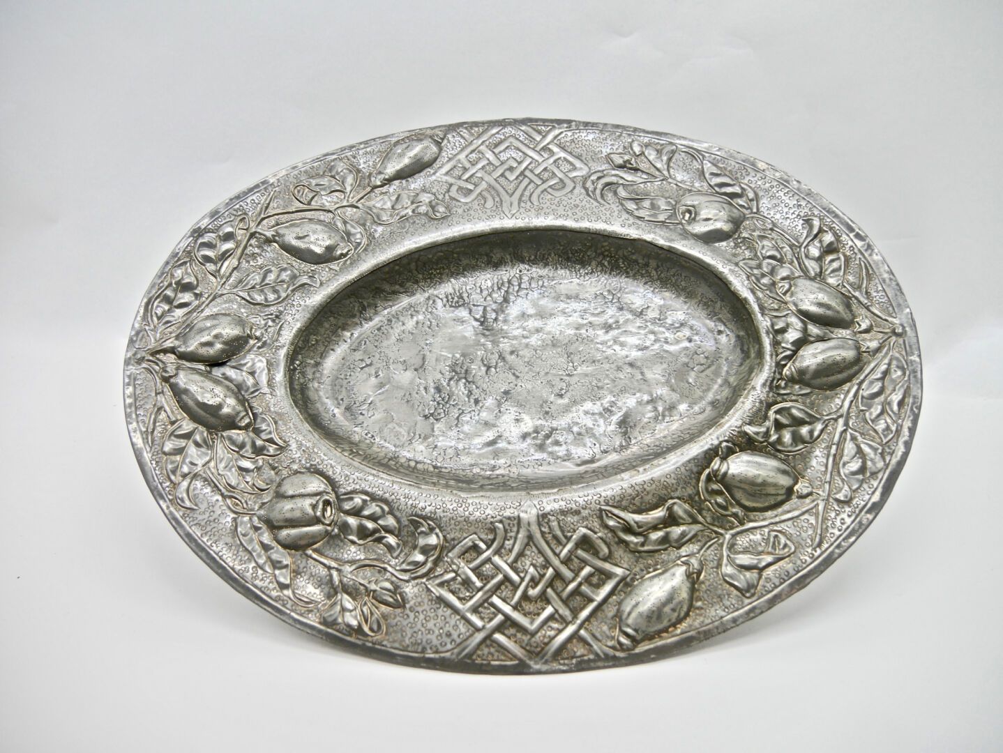 Null TIN

Large oval pewter dish, with embossed decoration of citrus fruits and &hellip;