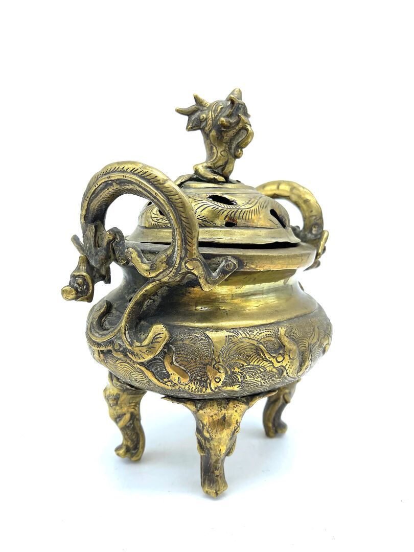 Null 越南 - 20世纪

四脚铜质香炉，装饰有水中的奇美拉，把手为奇龙形状，脚为象头，盖子上有奇美拉的图案。

H.23 cm. 9 in.



盖子已&hellip;