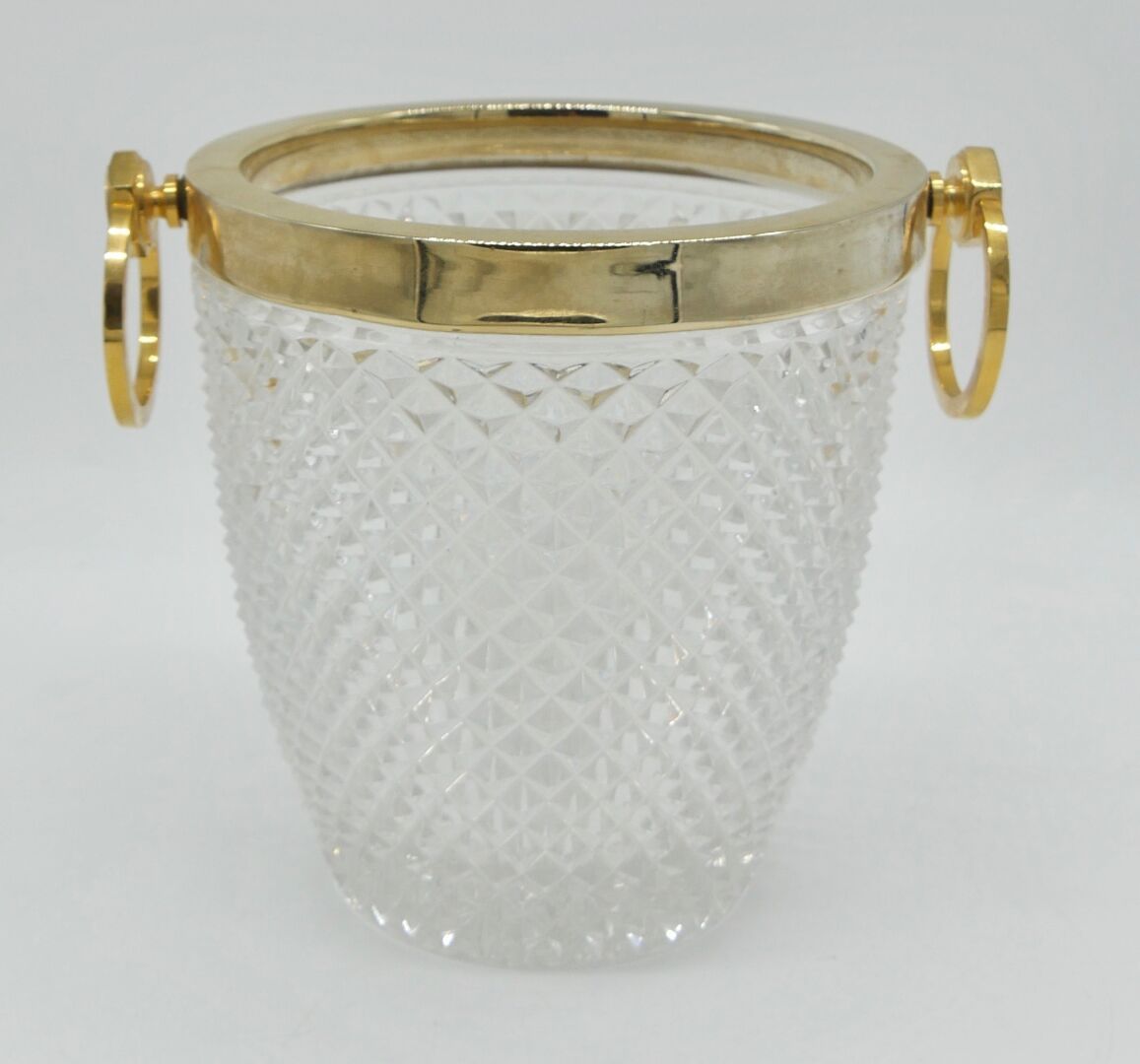 Null 20世纪

钻石切割玻璃和鎏金金属香槟桶，两侧有两个圆形把手

H.21.2厘米，8.35英寸。

直径：19.7厘米，7.76英寸。



金属磨损&hellip;