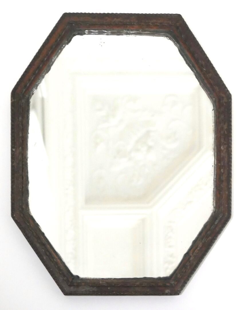 Null 20世纪

模制木制小八角形镜子

尺寸：30,2 x 23,7 cm。11,89 x 9,33 in.



磨损，镜子上有黑色污渍，镜子周围有小缺&hellip;