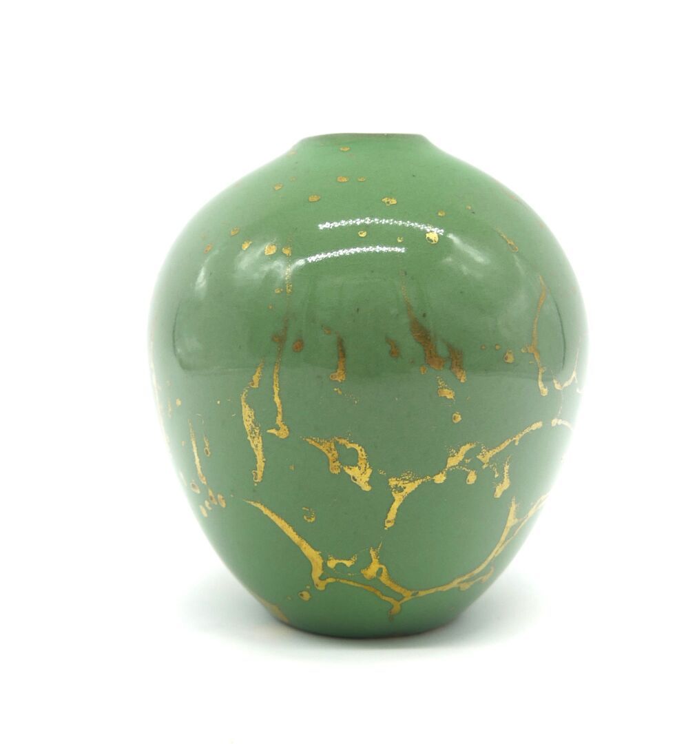 Null 蓬莱工作室

绿色釉面陶瓷小球花瓶，饰有金色圆点和滴水。

背面签名：Pomone France

H.12,1厘米。4.76英寸



镀金明显磨损&hellip;