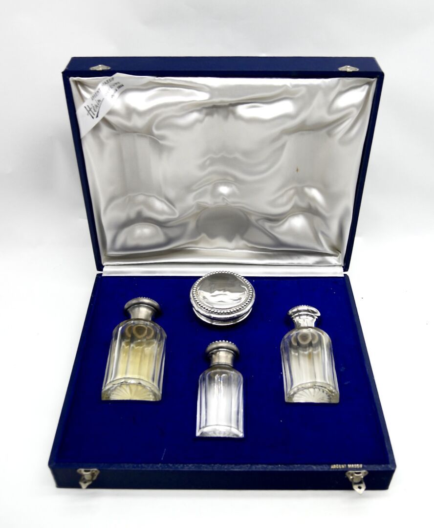 Null 19世纪

带有950/1000银装的玻璃马桶套装，包括3个不同大小的瓶子和一个盒子。玻璃侧边有切口，瓶塞和盖子上有珍珠楣装饰

Minerve标志和&hellip;