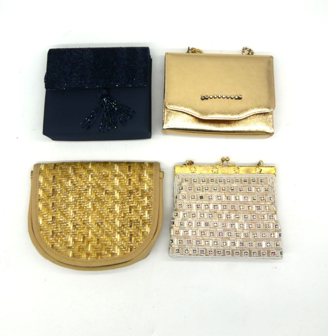 Null MODE

Set aus vier kleinen Abendtaschen bestehend aus :

- Überschlagtasche&hellip;