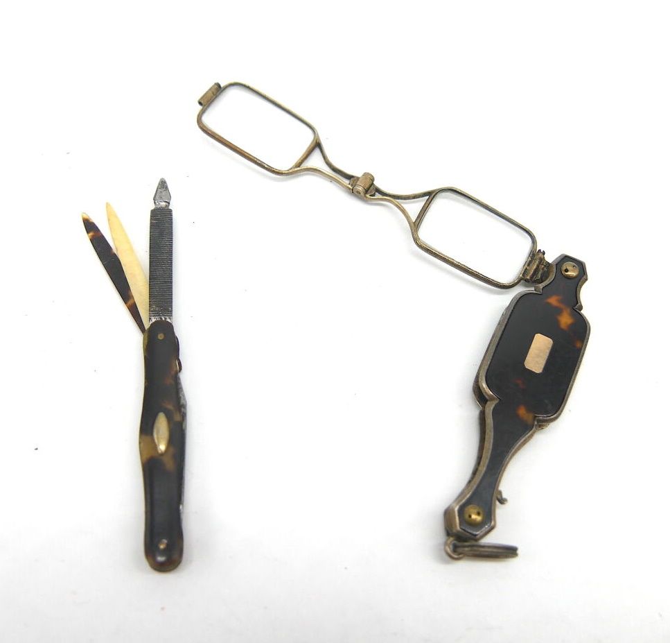 Null 法国 - 20世纪初

玳瑁色手面眼镜，银色金属框架，带扣子，牛角和金属的迷你笔刀

毛重：18.5克。

高，闭合：8厘米。3,1英寸。



手面&hellip;