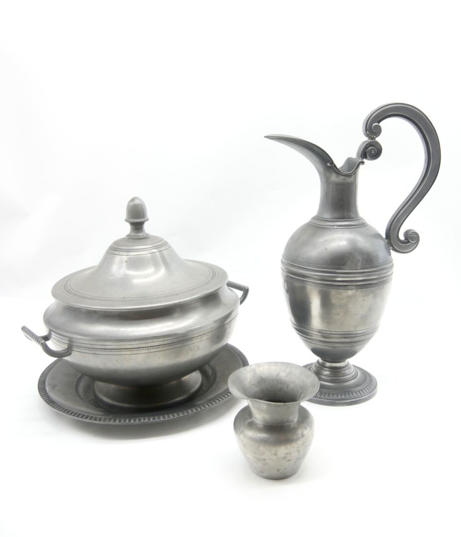 Null PEARL

Set in pewter including a covered tureen, a ewer, a soup plate and a&hellip;