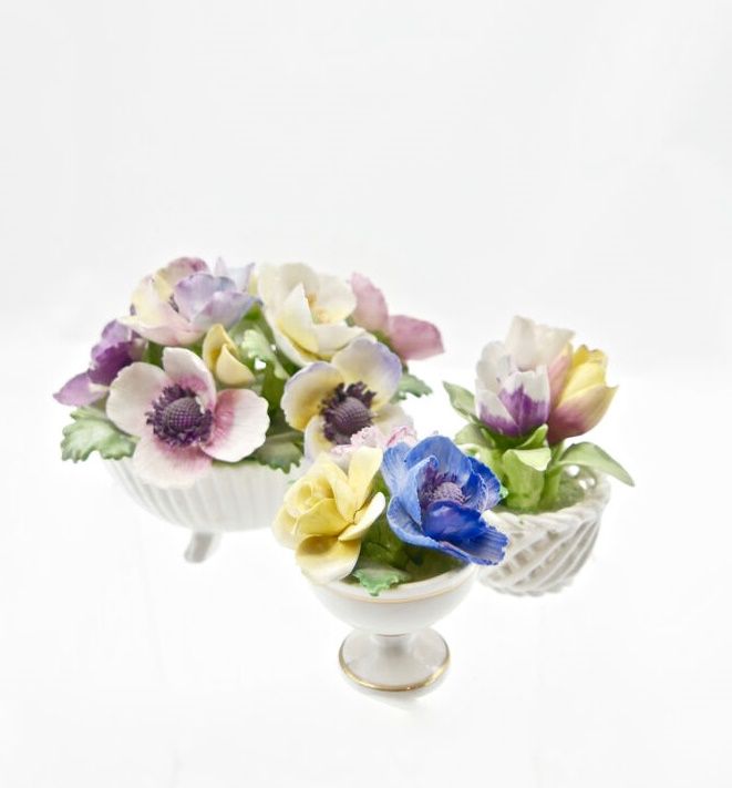 Null 斯塔福德郡 - 英格兰

一套三个多色釉陶瓷花篮，包括银莲花、郁金香、牡丹花、玫瑰花

最大的长：11.7厘米，4.61英寸。



一些小的损坏，污&hellip;