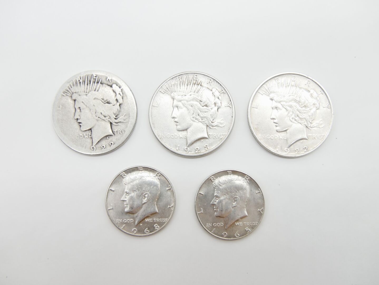 Null 美国

一批5枚银币，包括:

- 一美元自由硬币，1923年

- 两枚一美元自由硬币，1922年

- 一枚半美元自由硬币，1965年

- 一枚&hellip;
