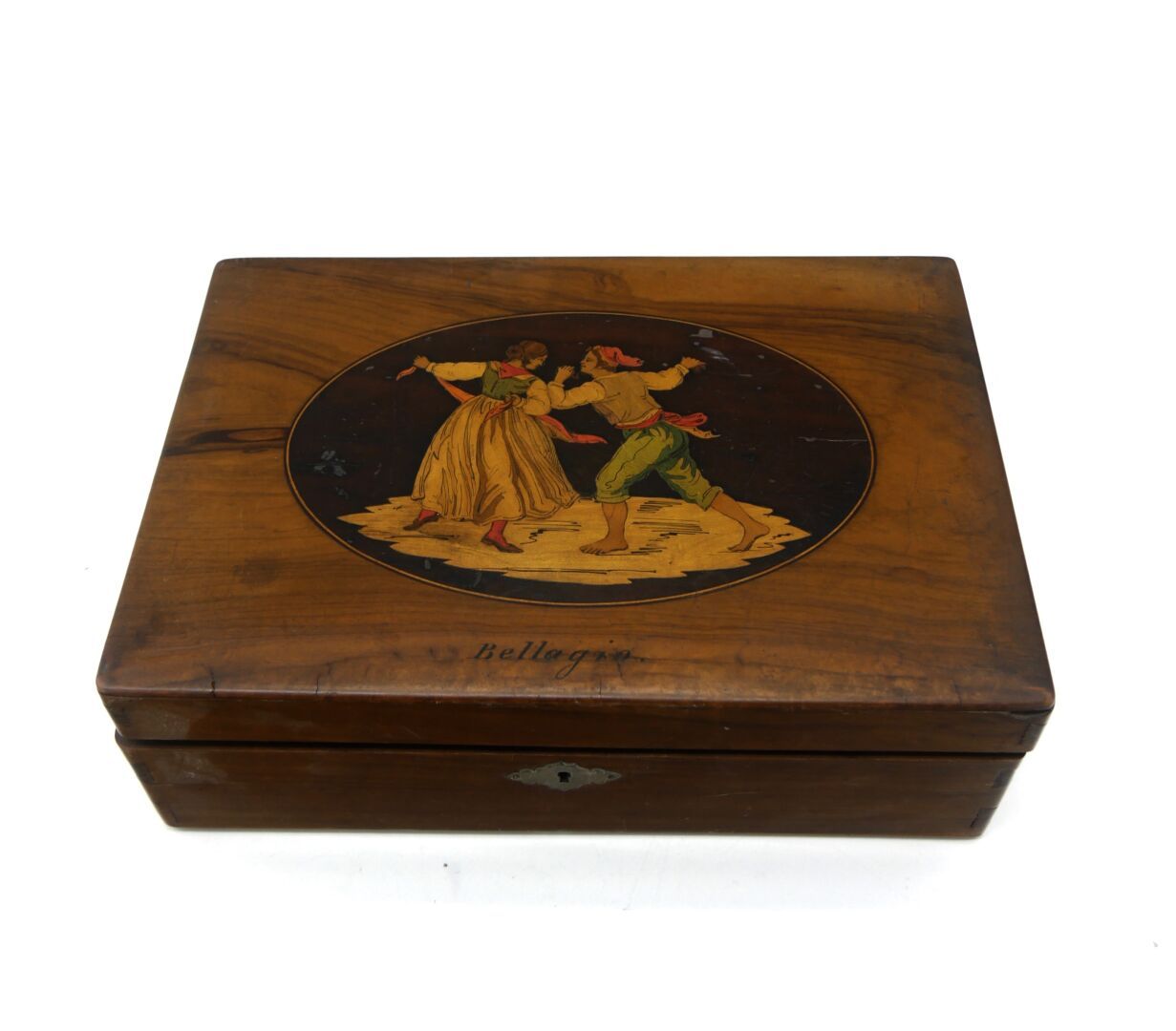 Null 流行的艺术

贝拉吉奥纪念品--天然盒子，上面镶嵌着一对跳舞的夫妇的多色装饰。

尺寸：10 x 30,6 x 21厘米。3,94 x 10,05 x&hellip;