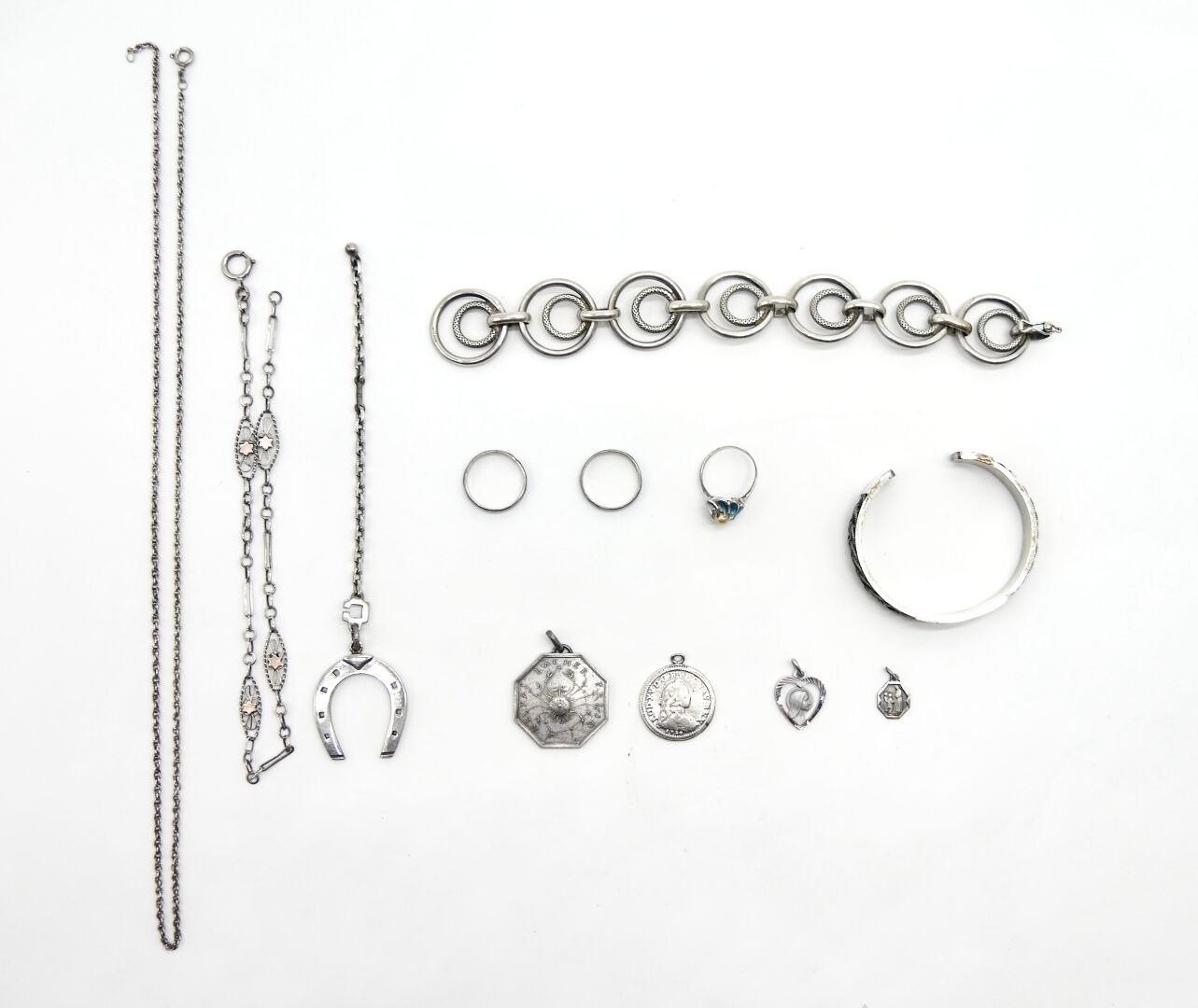 Null 20世纪

800/1000欧元的银质珠宝拍品，包括两个手镯、一个马蹄形吊坠、两条项链、三个戒指和四个奖章

总毛重：133.4g。



有轻微磨损&hellip;