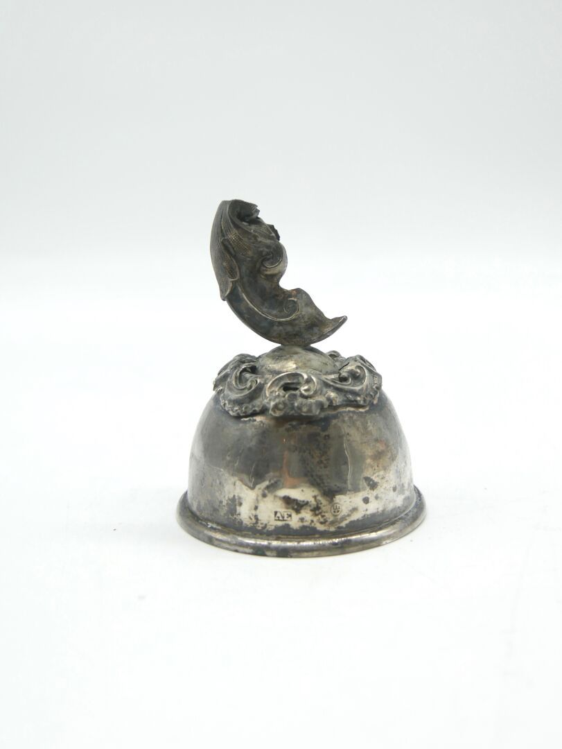 Null 19世纪

银铃925/1000e，带叶子装饰

毛重：54克。

直径：6.1厘米，2.4英寸。



铃铛的手柄破损，冲击，划痕，磨损，氧化