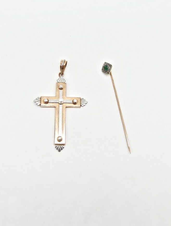 Null 20世纪

一批黄金，包括一个中间有半颗珍珠的十字架吊坠和一个有四颗白宝石和一颗小绿宝石装饰的领带针

总毛重：9,56 g。

十字架的尺寸：5,3&hellip;