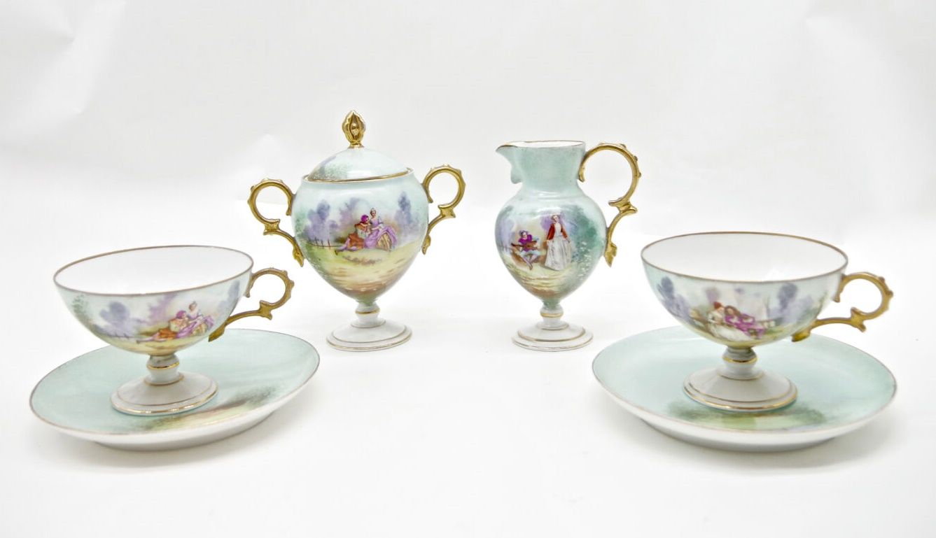 Null 十八世纪的风格

瓷器茶具，包括两个杯子，两个碟子，一个牛奶壶和一个糖壶，天蓝色背景上有多色印刷的英勇场景装饰

牛奶罐的高度：12.2厘米。4.8英&hellip;