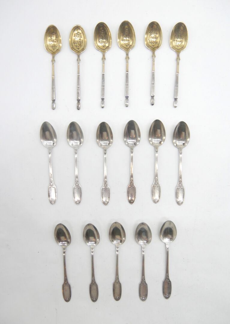 Null 法国 - 20世纪初

一套两套的银色摩卡勺子。

- Emile PUIFORCAT.950/1000e的11件套银质汤匙，带有新古典主义的天鹅、高&hellip;