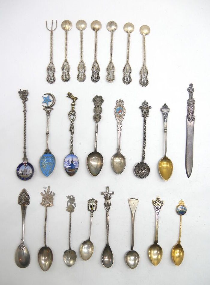Null 20世纪

地段包括 :

- 15个金属或银制950或800/1000e的小旅行纪念品勺子，其中一些有珐琅彩。

毛重银勺：46克。

- 土耳其。&hellip;