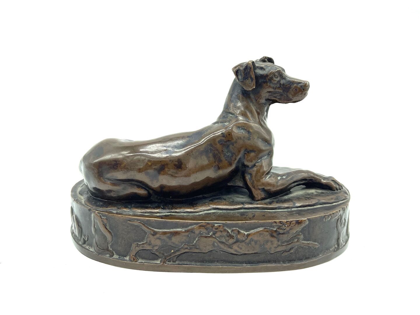 Null 皮埃尔-弗朗索瓦-格雷瓜尔-吉罗 (1783 - 1836), 后 - 19世纪

一只狗，在一个椭圆形的露台上休息，露台上有狩猎场景的门楣装饰。 
&hellip;