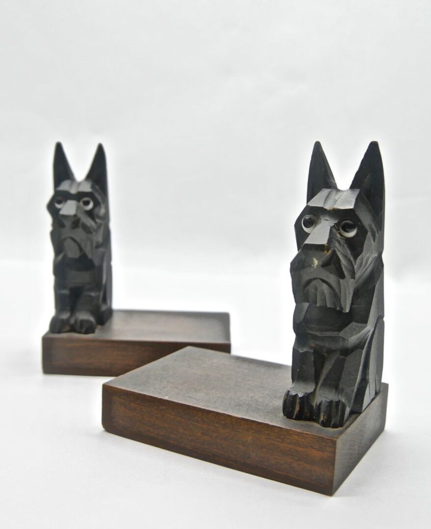 Null 20世纪

一对雕刻和发黑的木制书架，装饰有坐着的苏格兰猎犬的风格。

尺寸：14.2 x 11.5 x 8 cm. 5.59 x 4.53 x 3.&hellip;