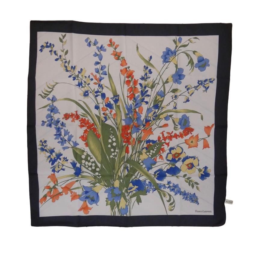 Null 时尚

一套三条花色围巾，包括:

- 一条小丝巾Projectif Bagatelle 1994，《四季》。尺寸：30.5 x 30.5厘米。

-&hellip;