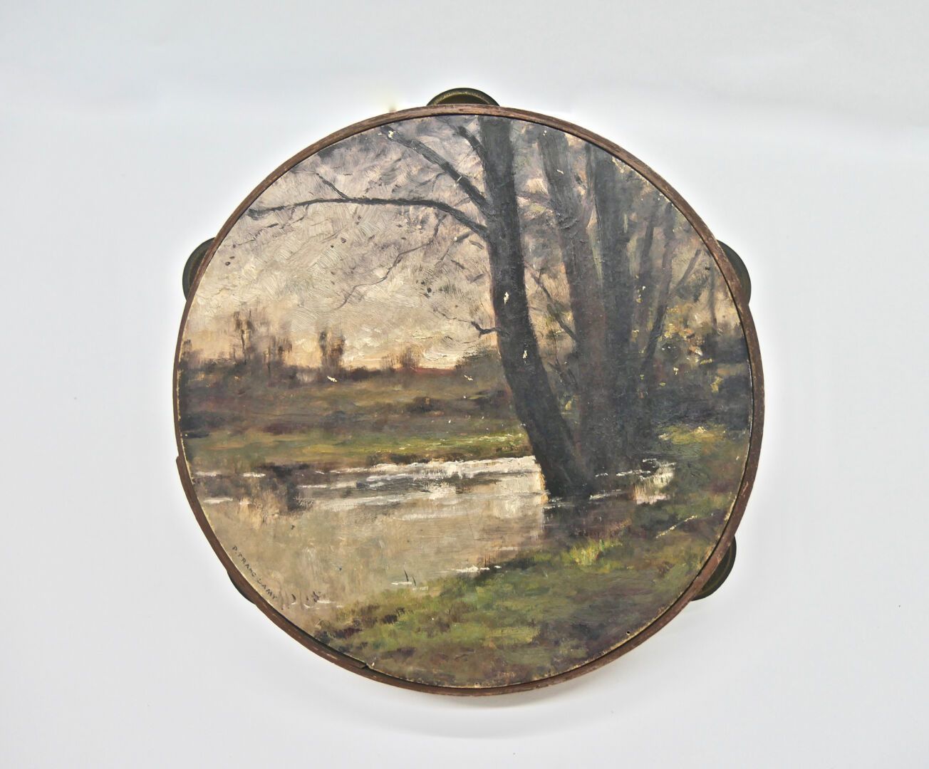 Null 皮埃尔-法兰西-拉米(1855-1919)

河岸

镶嵌在手鼓上的牛皮纸油画

左下方有签名

直径：24.2厘米，9.53英寸。



磨损，画上&hellip;