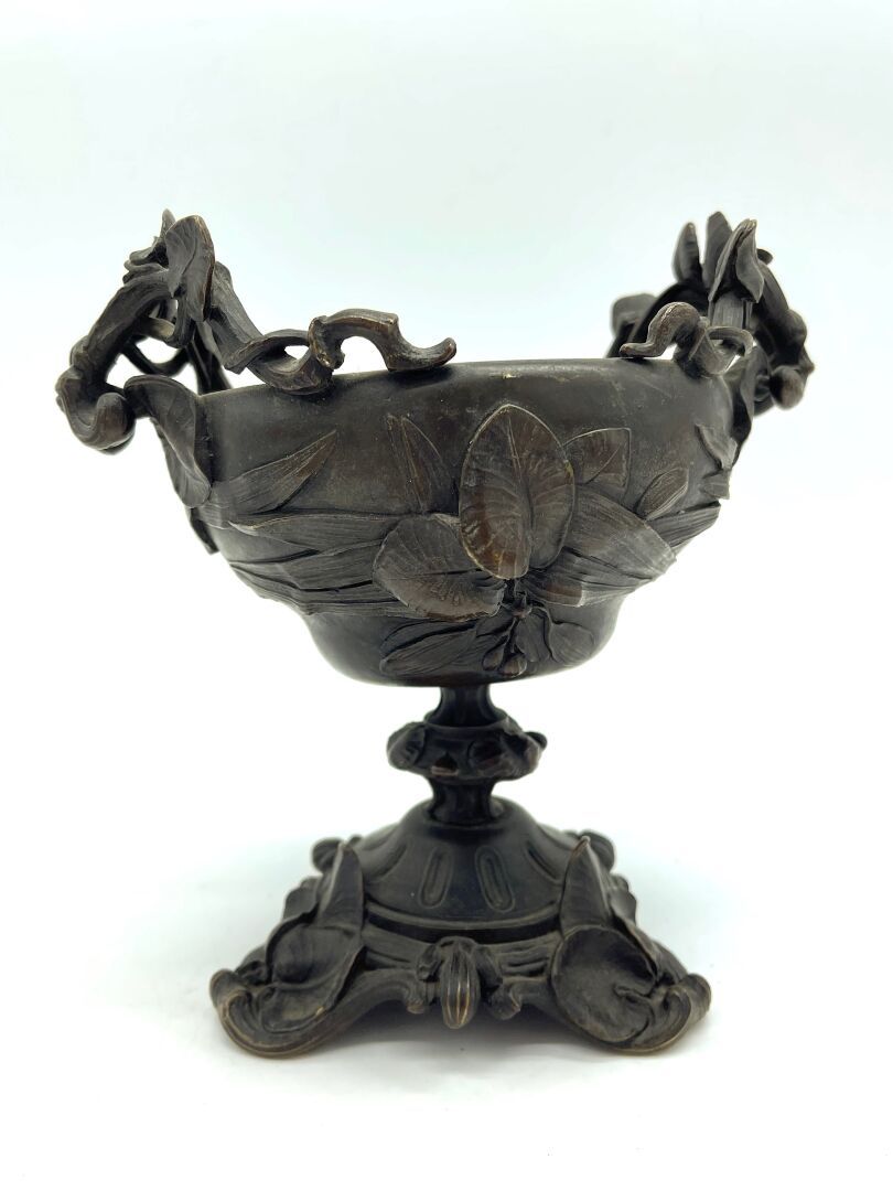 Null 19世纪末

一个有棕色铜锈的铜雕碗，有自然的植物装饰，把手是镂空的树枝形式，三足鼎立的底座上有小的卷轴脚，碗的内部是鎏金的。

尺寸：19 x 18&hellip;