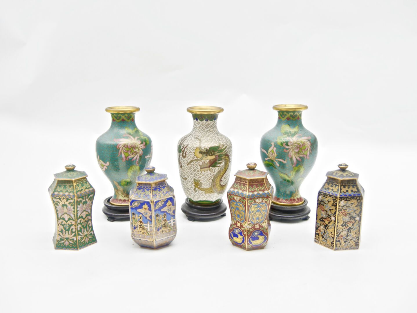 中国 - 20世纪 
一套7件，包括3个小花瓶和4个现代有盖花盆，装饰有多色景泰蓝珐琅，以花和龙为主题，3个花瓶有木质底座。 
最大花瓶的高度：10.7厘米，4&hellip;