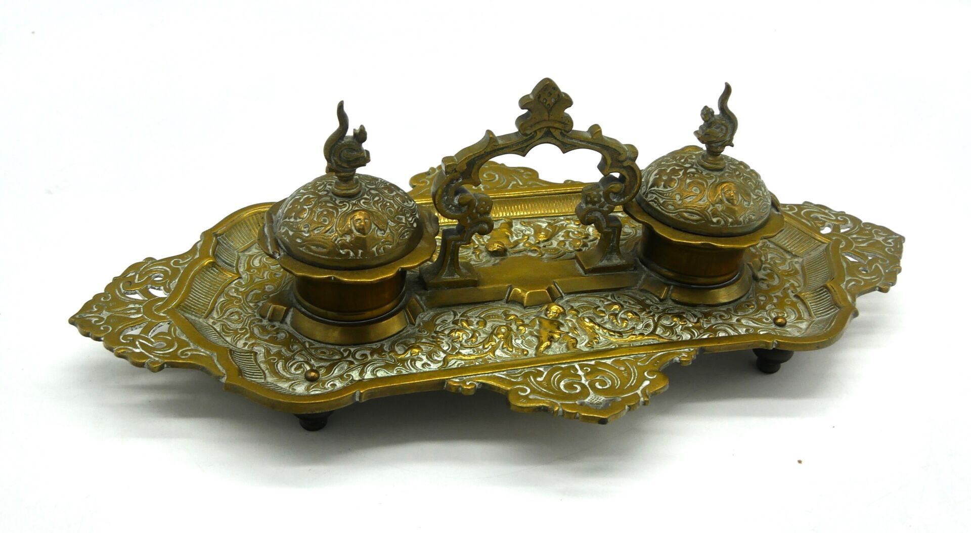 Null 19世纪

一个青铜制的双层墨水瓶，细长的托盘上有四个把手，整体装饰有阿拉伯式和普蒂。

尺寸：38 x 20,5厘米。14,96 x 8,07 in&hellip;