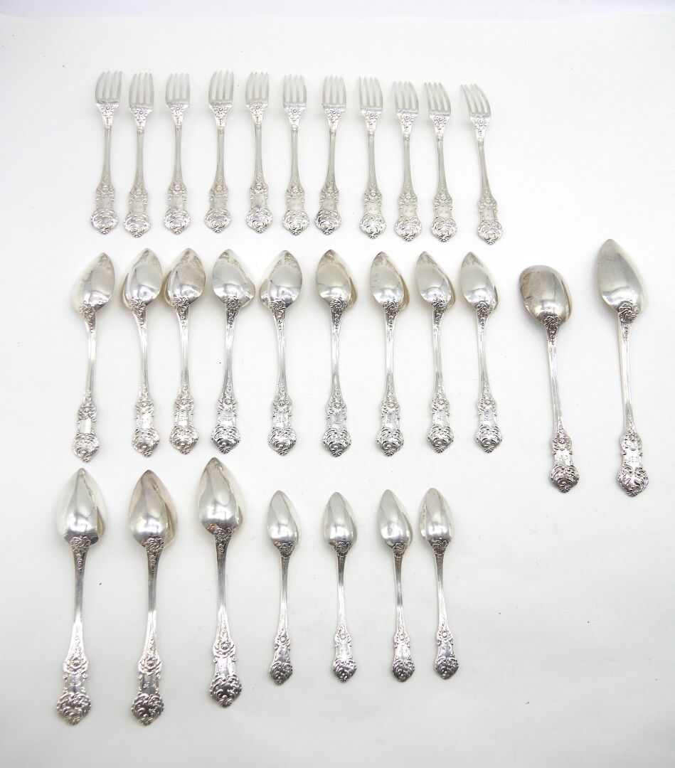 Null 巴黎 - 1819 - 1838

一套950/1000e的银质餐具，带有Rocaille贝壳装饰，徽章和叶子卷轴，有E.D的字样，包括两个服务勺，1&hellip;