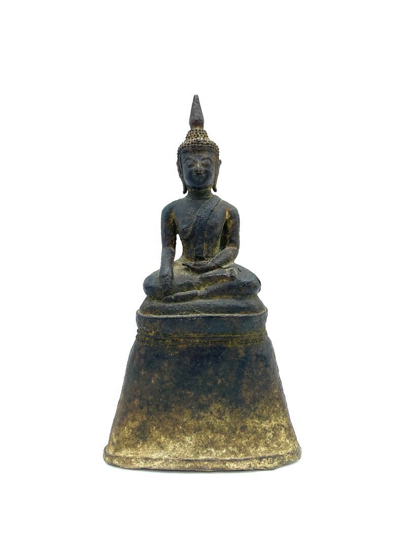 泰国 - 17/18世纪 
棕色古铜色的马拉维迦耶佛像，在高高的基座上以padmasana坐着，右手持bhumisparsa mudra，ushnisha顶上有&hellip;