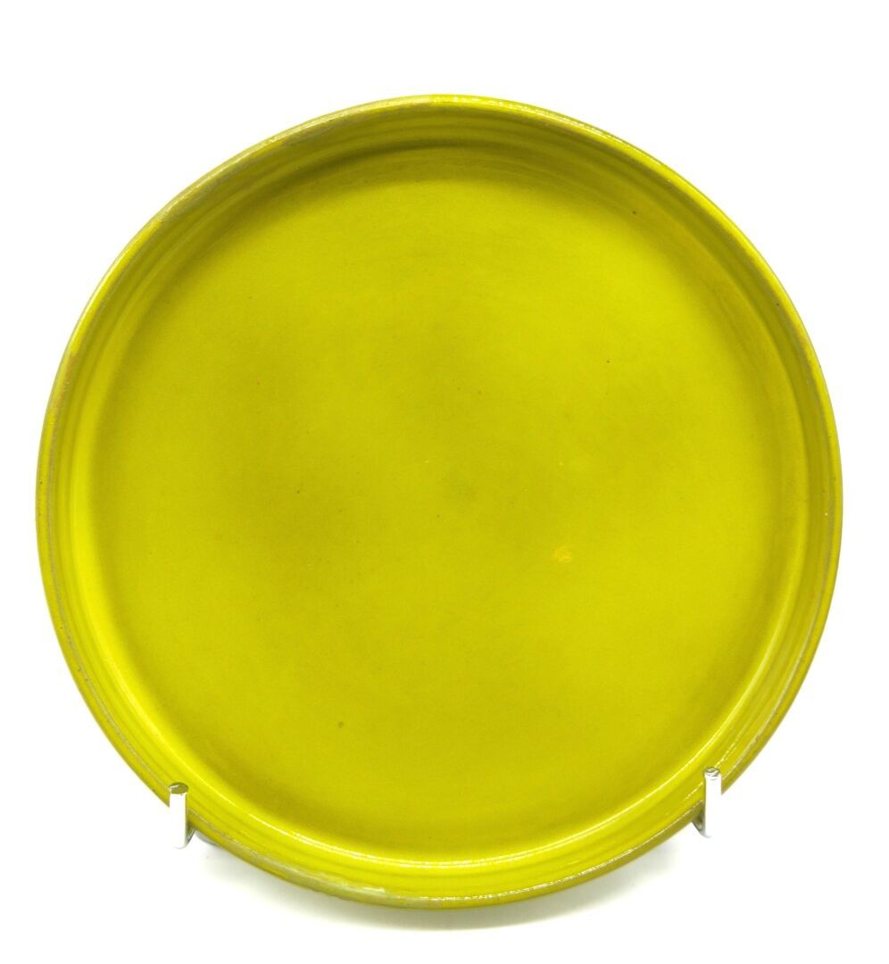 Null 雅克(1926-2008)和达尼(1933-2010)-鲁埃兰

黄色釉面小圆盘

背面材料中的签名是Ruelland

直径：20厘米，7.87英寸&hellip;