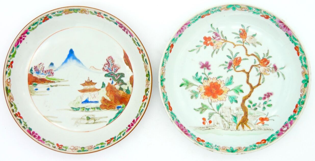 中国 - 18世纪 
两个粉色和金色的瓷杯，一个装饰着牡丹和挖空的柠檬，另一个装饰着山水和亭子，背面是珐琅彩的卷毛猴，两个杯子的翅膀都装饰着花和水果的门楣 
直&hellip;