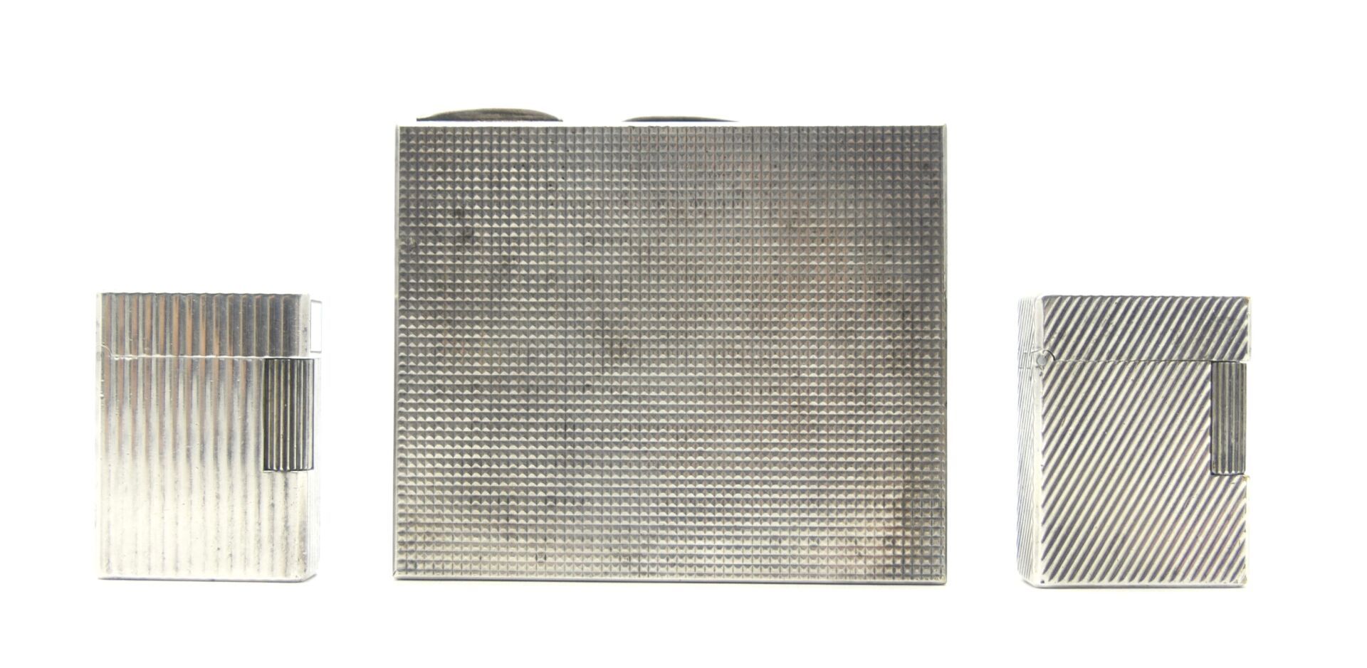 Null DUPONT

一套两个镀银玑镂式打火机，其中一个有MT对角线的字母图案

尺寸：4,9 x 3,6 cm。1,93 x 1,42 in.



磨损&hellip;