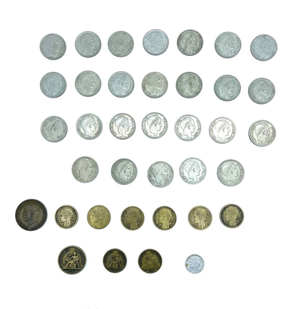Null 法国 - 20世纪

一批金属钱币，包括:

- 1945-1949年，26枚10法郎的铜镍合金硬币，都灵

- 1931-1940年，6枚1法郎铜币&hellip;