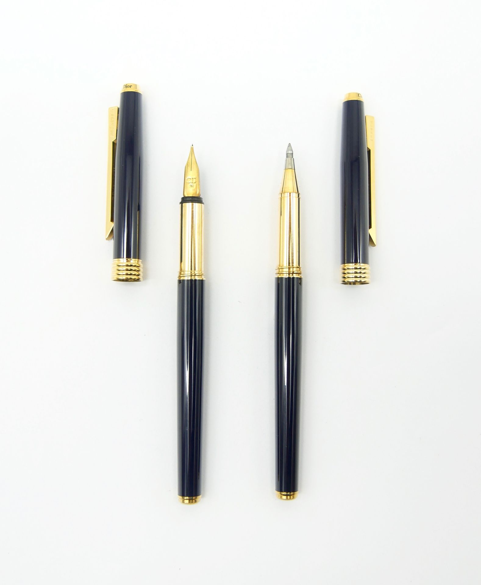 Null 克里斯蒂安-迪奥

钢笔和圆珠笔套装，镀金金属和午夜蓝漆面，750/1000金笔尖 

刻有Christian Dior的字样

编号为CAD425和&hellip;
