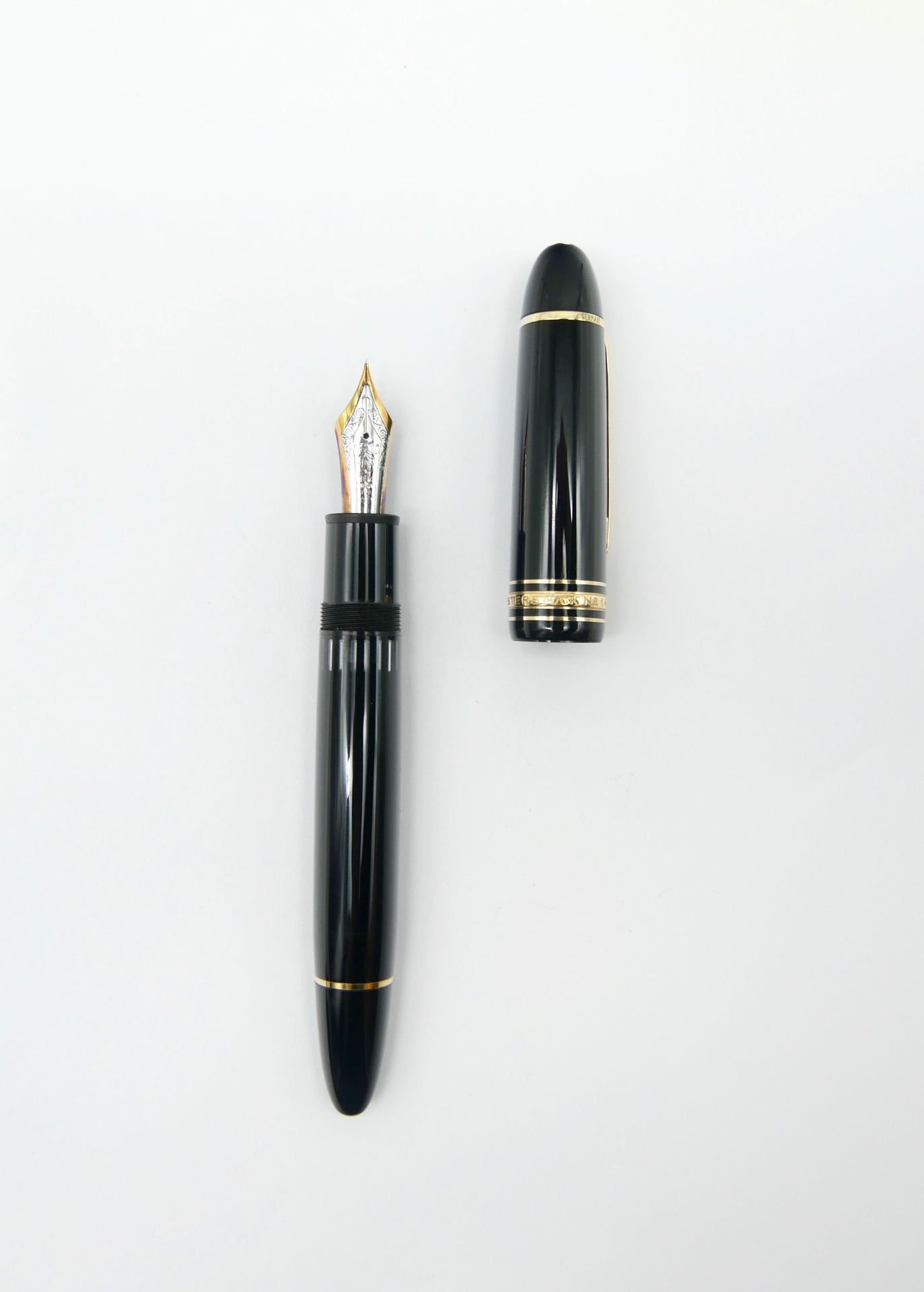 Null MONTBLANC 

Meisterstück 

Fountain pen in black resin and gilded metal, ni&hellip;