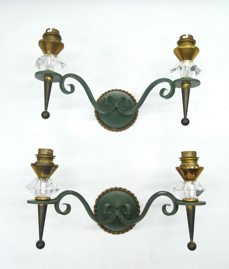 Null 吉尔伯特-POILLERAT（1902-1988），风格为

一对有两个灯臂的绿色漆面锻铁和镀金金属的壁灯，有机玻璃水晶装饰的灯臂。

尺寸：28,5&hellip;