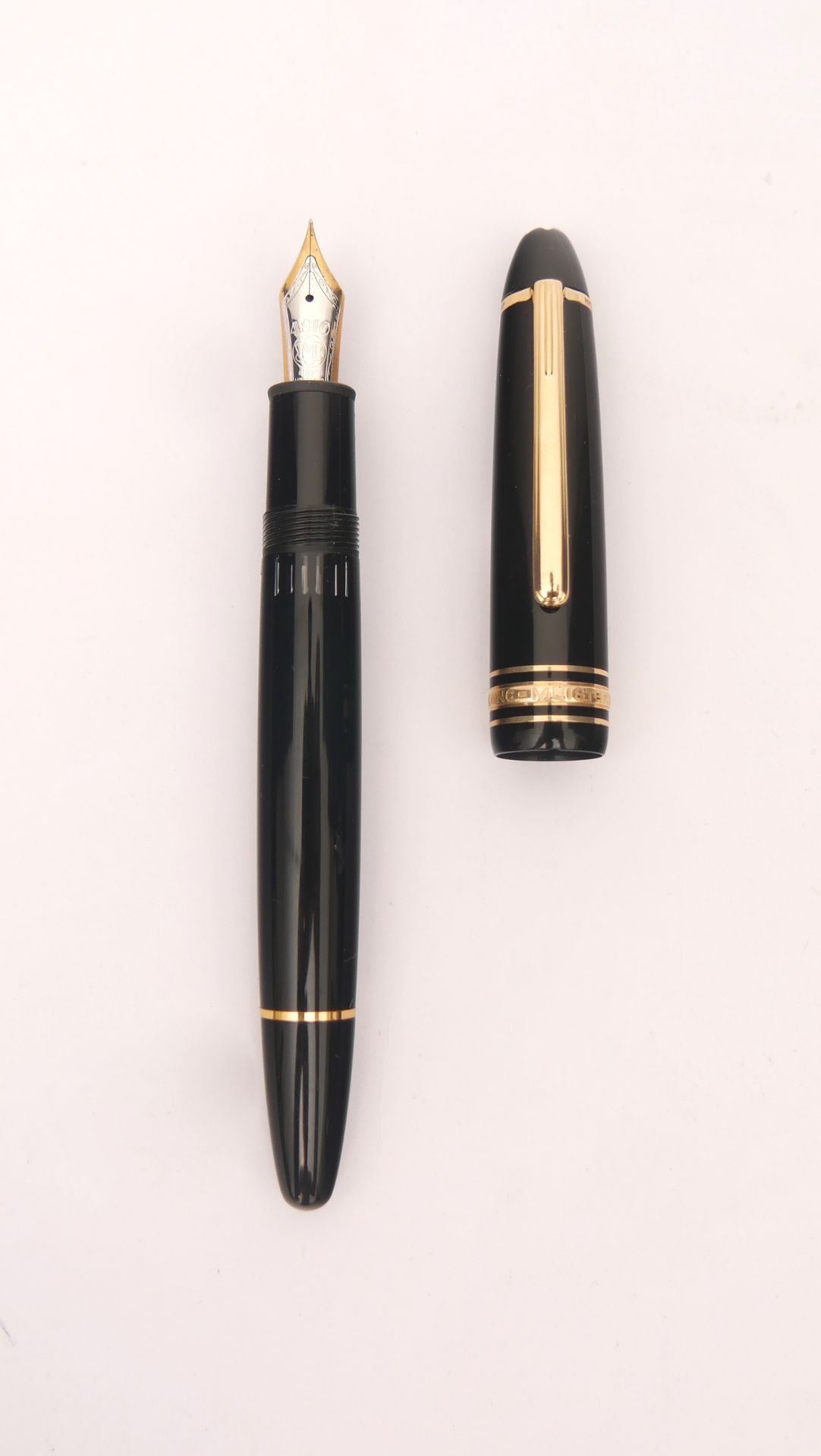 Null 蒙特布朗

大师之路"（Meisterstück

黑色树脂和金色金属钢笔，750/1000金笔尖，中型，活塞式系统

刻有Montblanc Mei&hellip;