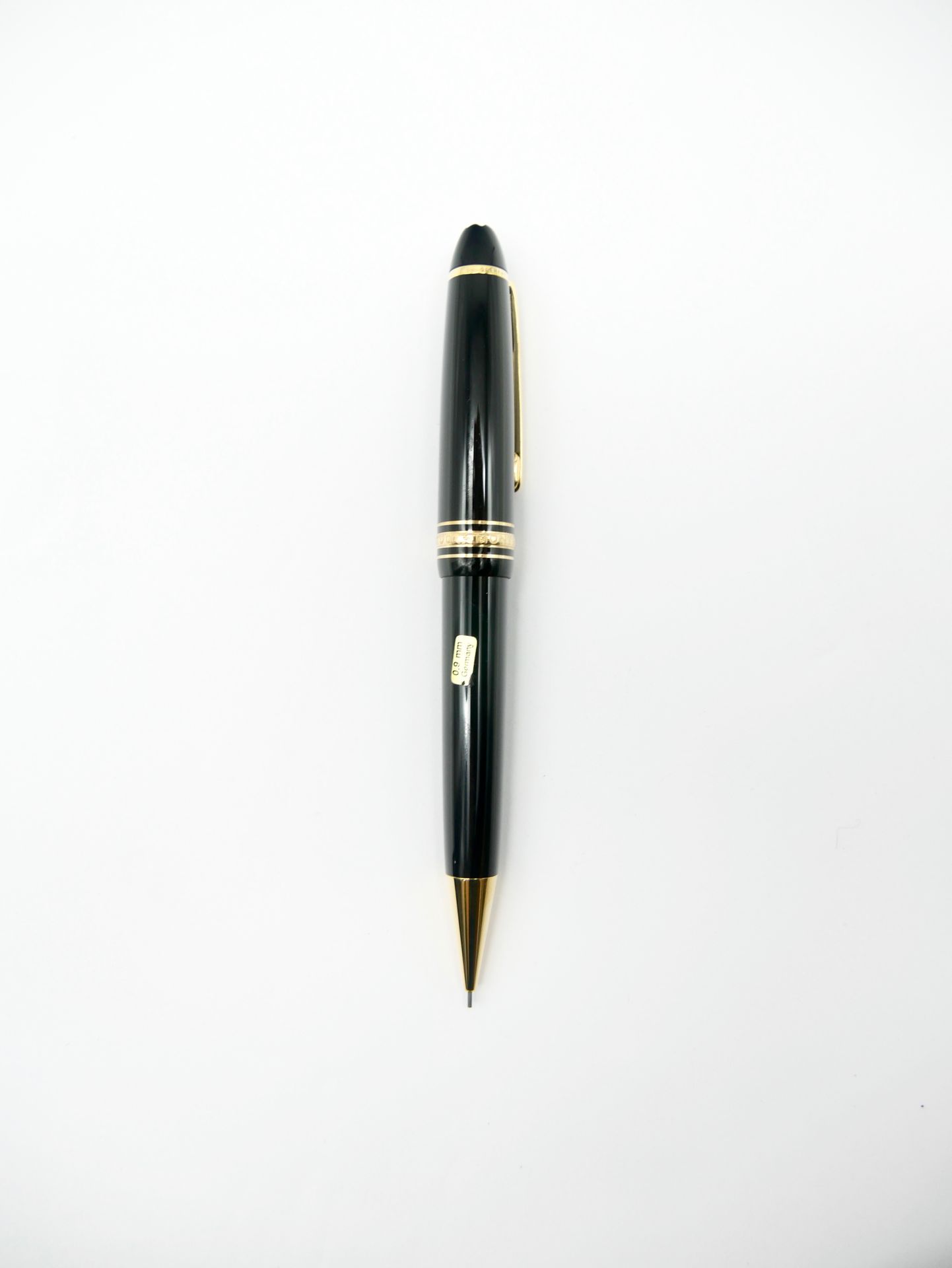 Null 蒙特布朗

大师之路》(Meisterstück)

黑色树脂和金色金属铅笔，中等大小

刻有Montblanc Meisterstück的字样

编&hellip;