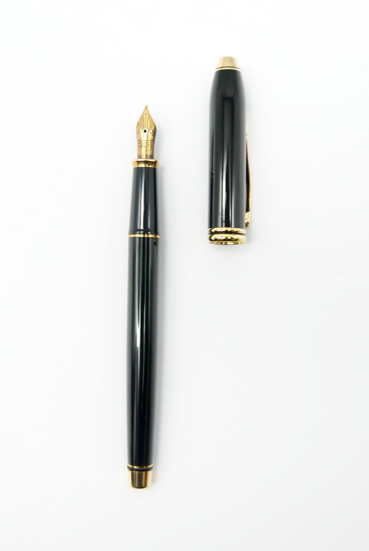 Null 横向

汤森

钢笔，镀金和黑色漆面金属，750/1000细金笔尖

刻有十字架的夹子

毛重：36.7克。

长：15厘米，6英寸。

文件，箱和外&hellip;