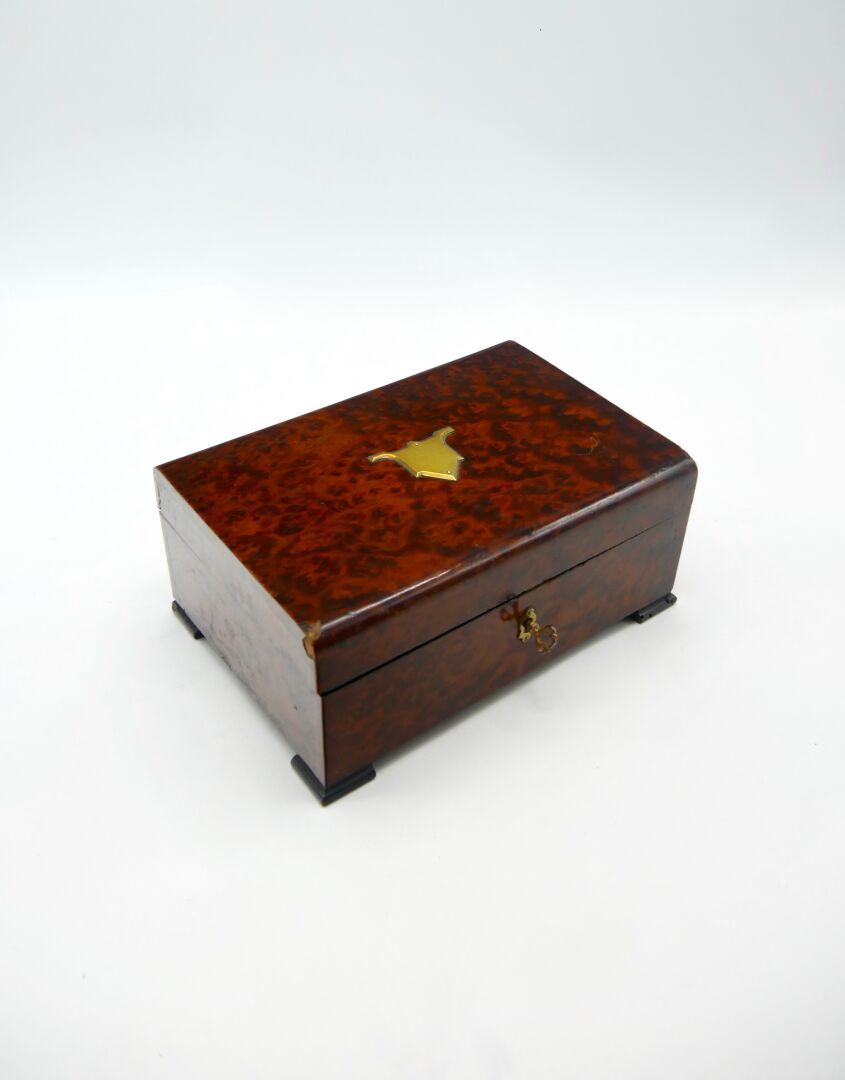Null 20世纪

木制珠宝盒，顶部有一个镀金的金属护封，蓝色天鹅绒，里面有镜子。

尺寸：9.4 x 21.8 x 14.9厘米。3.7 x 8.58 x &hellip;