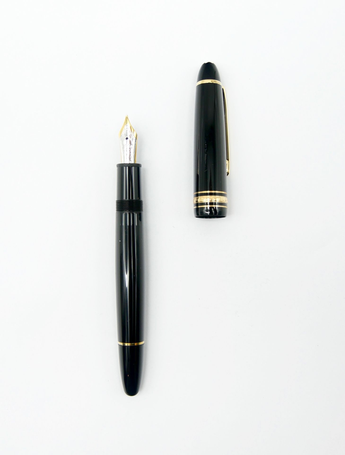 Null MONTBLANC 

Meisterstück 

Black resin and gold metal fountain pen, gold ni&hellip;