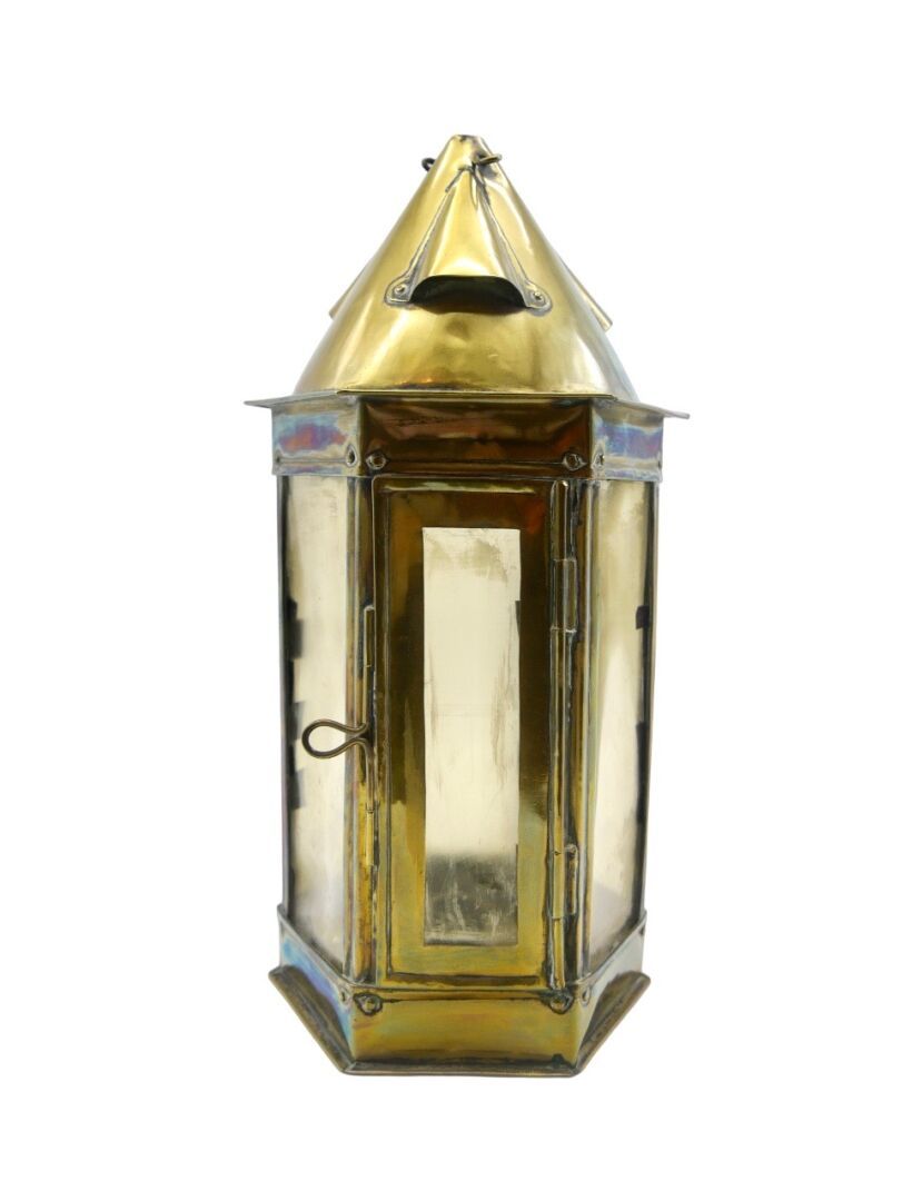 Null 现代作品 - 20世纪

黄铜和塑料航海灯笼

H.37厘米。14,5 in.

直径：17.5厘米，6.75英寸。



黄铜的凹痕和氧化，塑料上的&hellip;