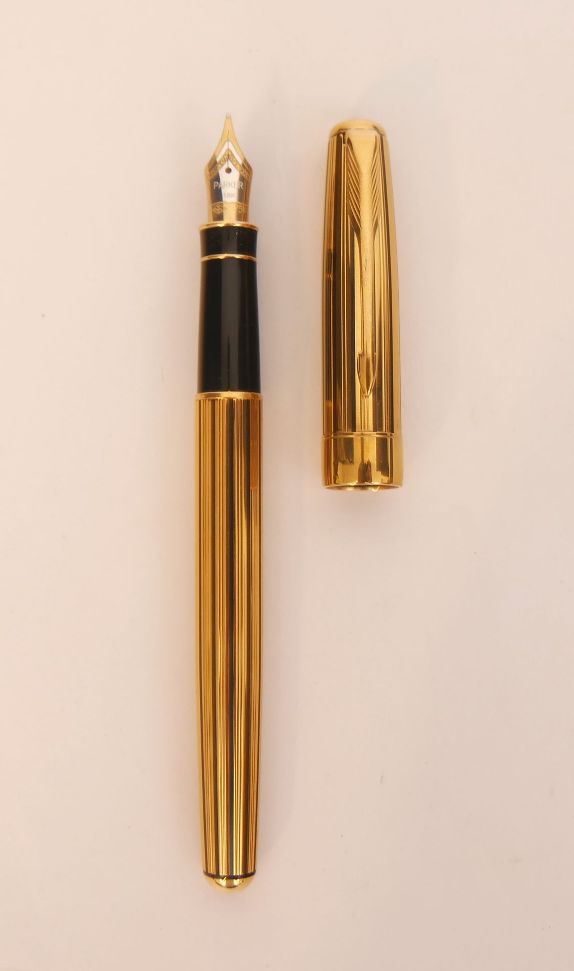 Null PARKER 

Sonnet 

Gold plated fountain pen with black grooves, 750/1000th f&hellip;