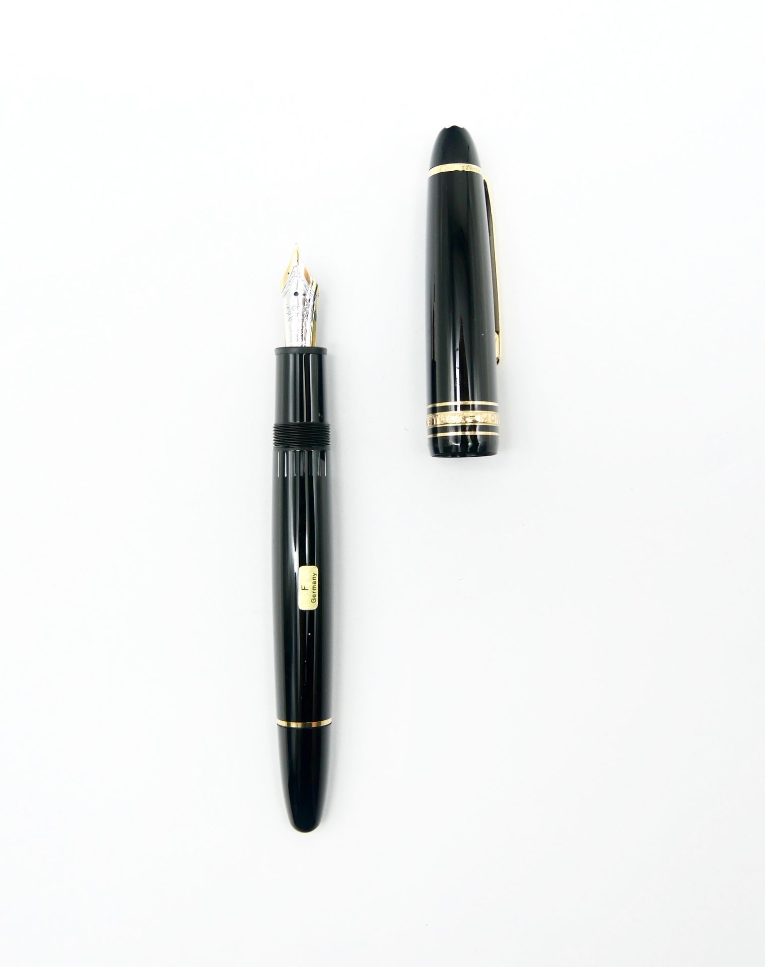 Null 蒙特布朗

大师之路》(Meisterstück)

黑色树脂和金色金属钢笔，750/1000金笔尖，中型，活塞式系统

刻有Montblanc Me&hellip;
