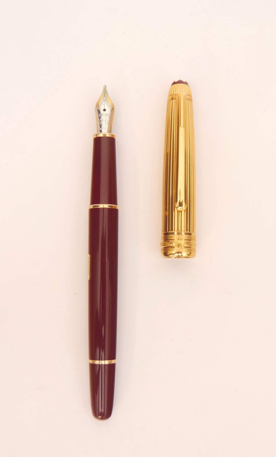 Null MONTBLANC 

Meisterstück 

Gifted Solitaire 

Fountain pen in burgundy resi&hellip;