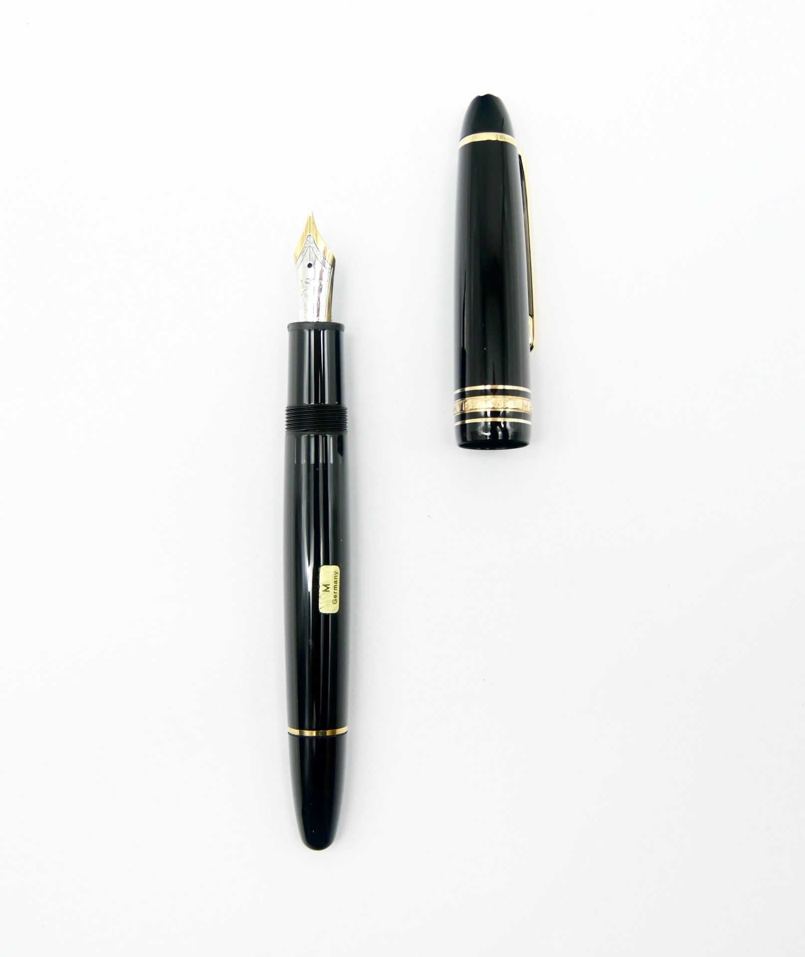 Null MONTBLANC 

Meisterstück 

Black resin and gold metal fountain pen, gold ni&hellip;